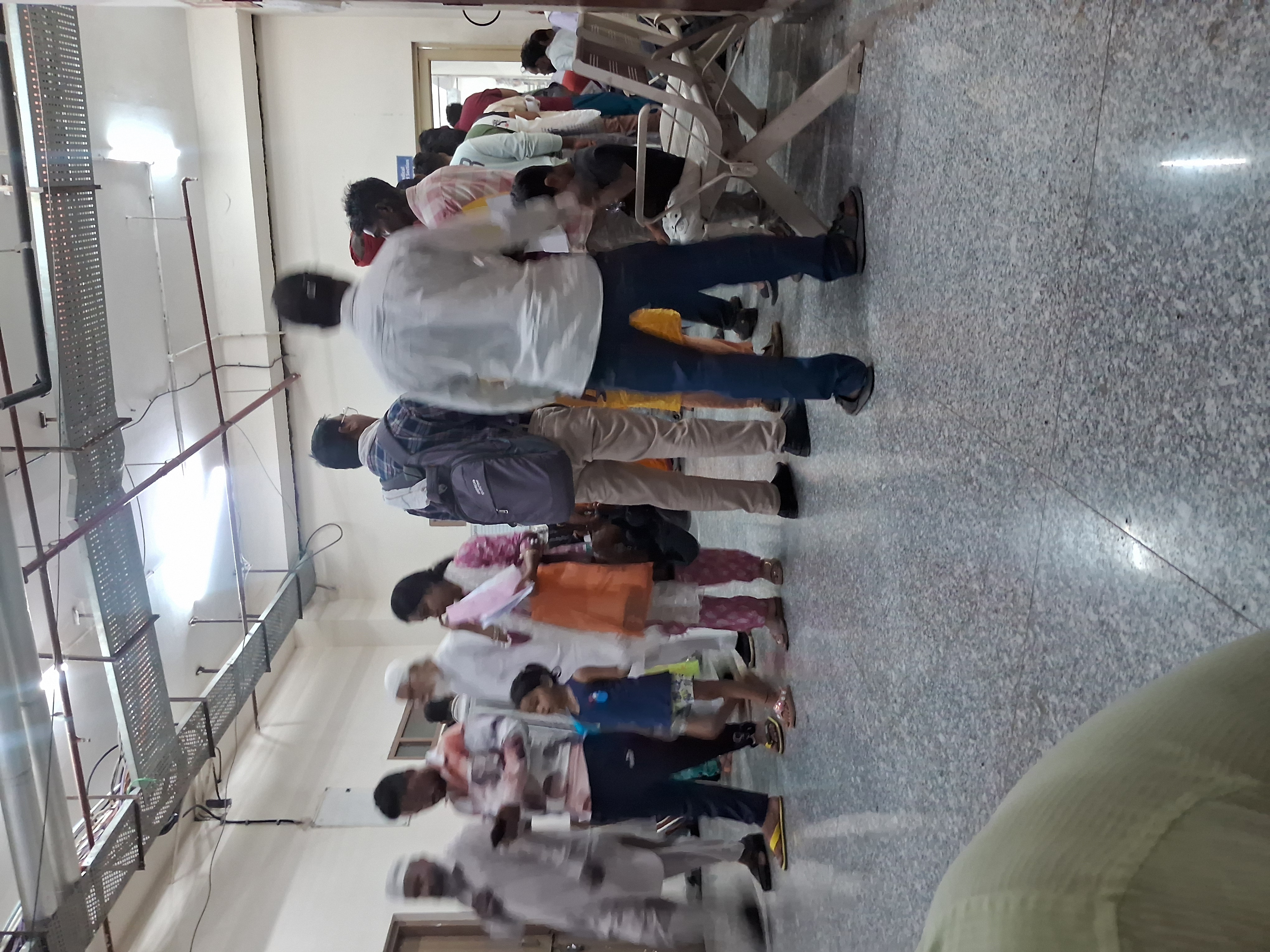 Bhopal hamidiya hospital mai birth certificate ke liye lambi katar