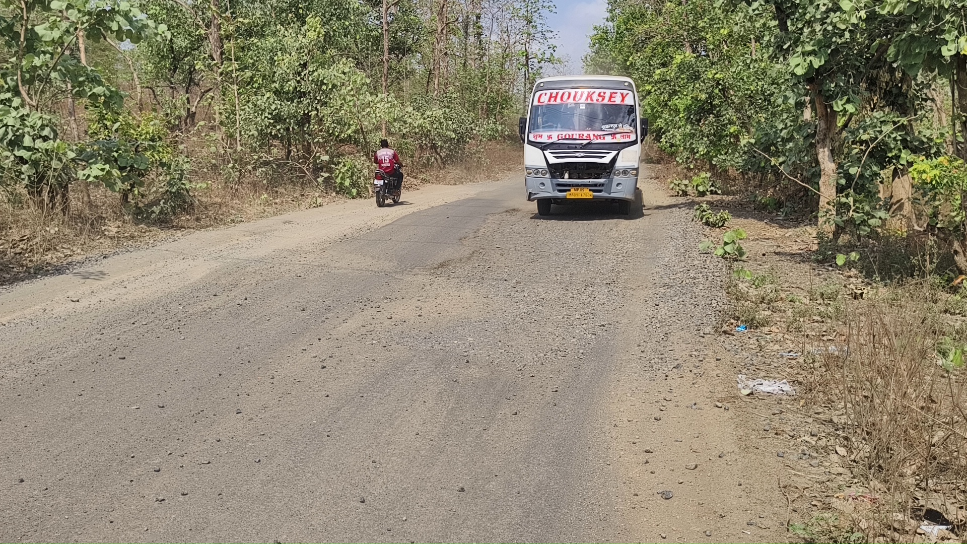 2 वर्ष पूर्व बने रोड मे निर्माण के 6 महीने बाद से होने लगे गड्ढे, अब आवागमन की स्थिति हुई खराब