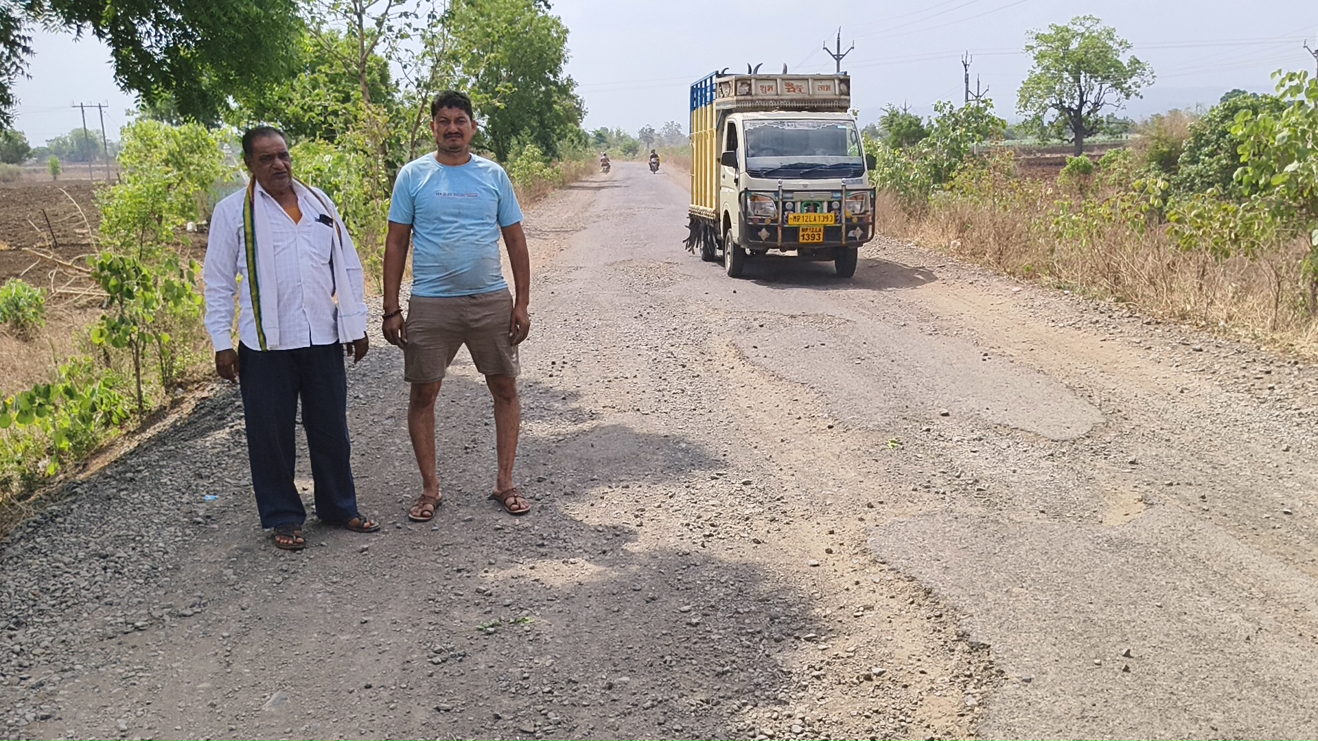 2 वर्ष पूर्व बने रोड मे निर्माण के 6 महीने बाद से होने लगे गड्ढे, अब आवागमन की स्थिति हुई खराब