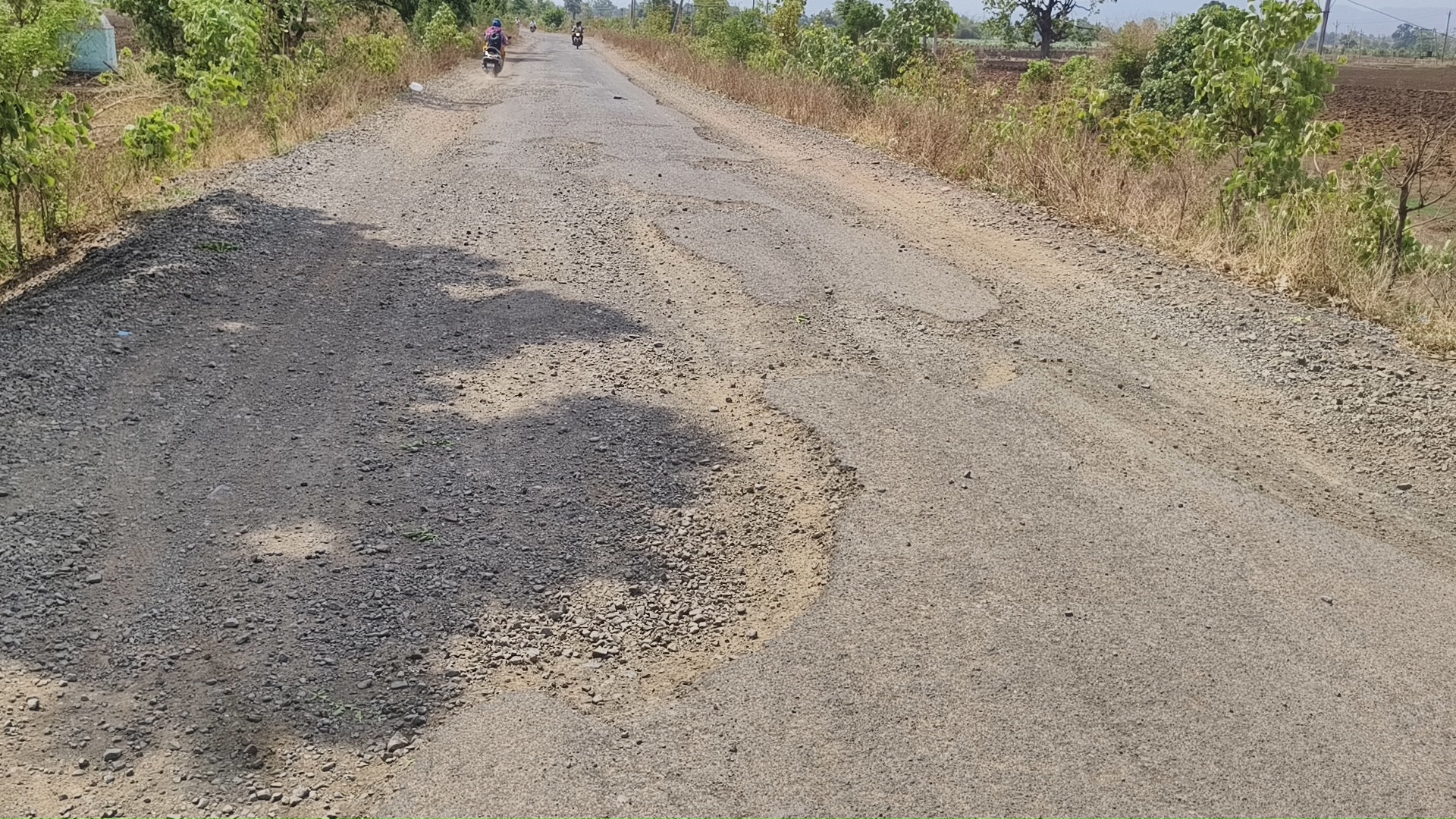 2 वर्ष पूर्व बने रोड मे निर्माण के 6 महीने बाद से होने लगे गड्ढे, अब आवागमन की स्थिति हुई खराब