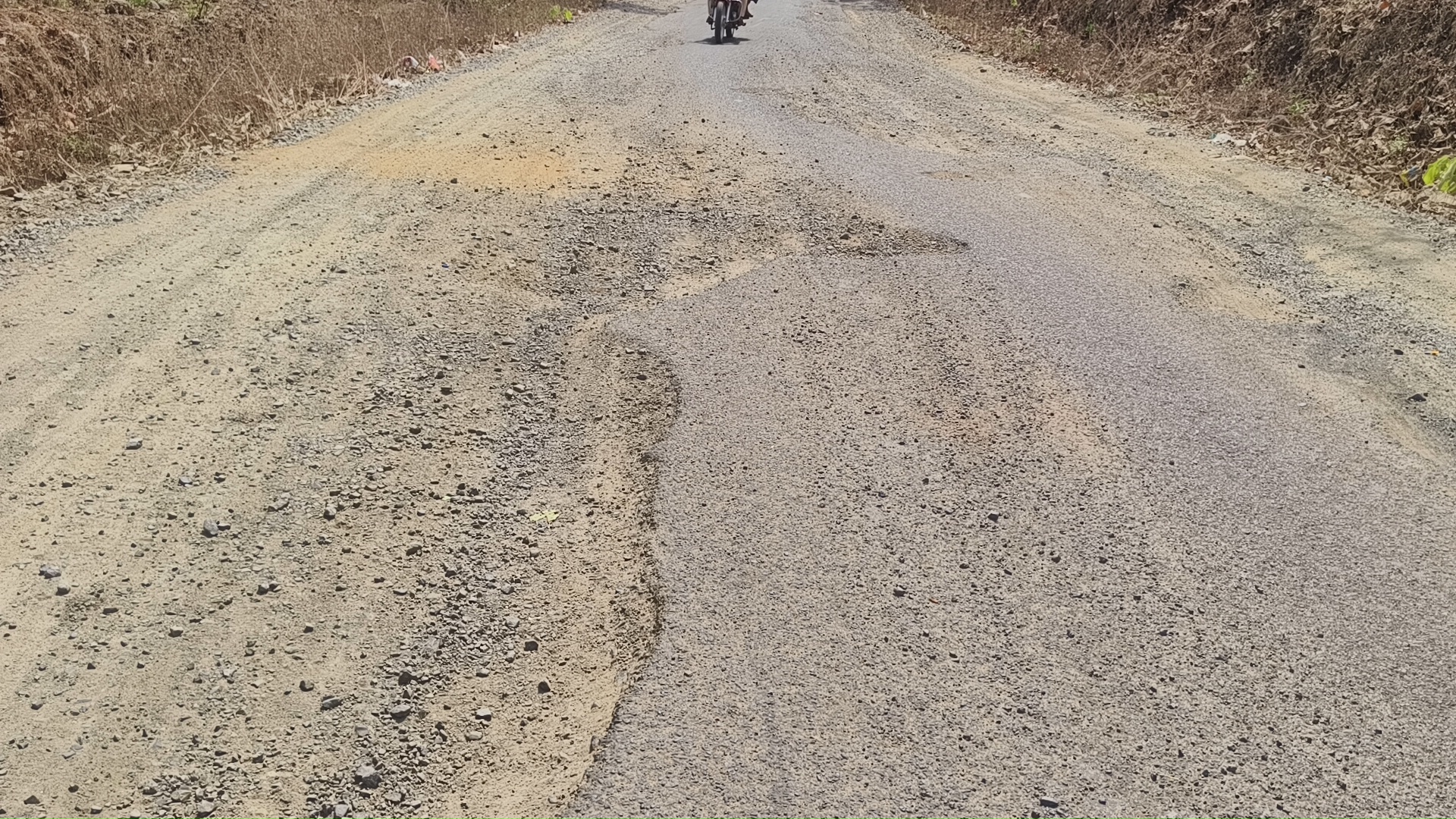 2 वर्ष पूर्व बने रोड मे निर्माण के 6 महीने बाद से होने लगे गड्ढे, अब आवागमन की स्थिति हुई खराब