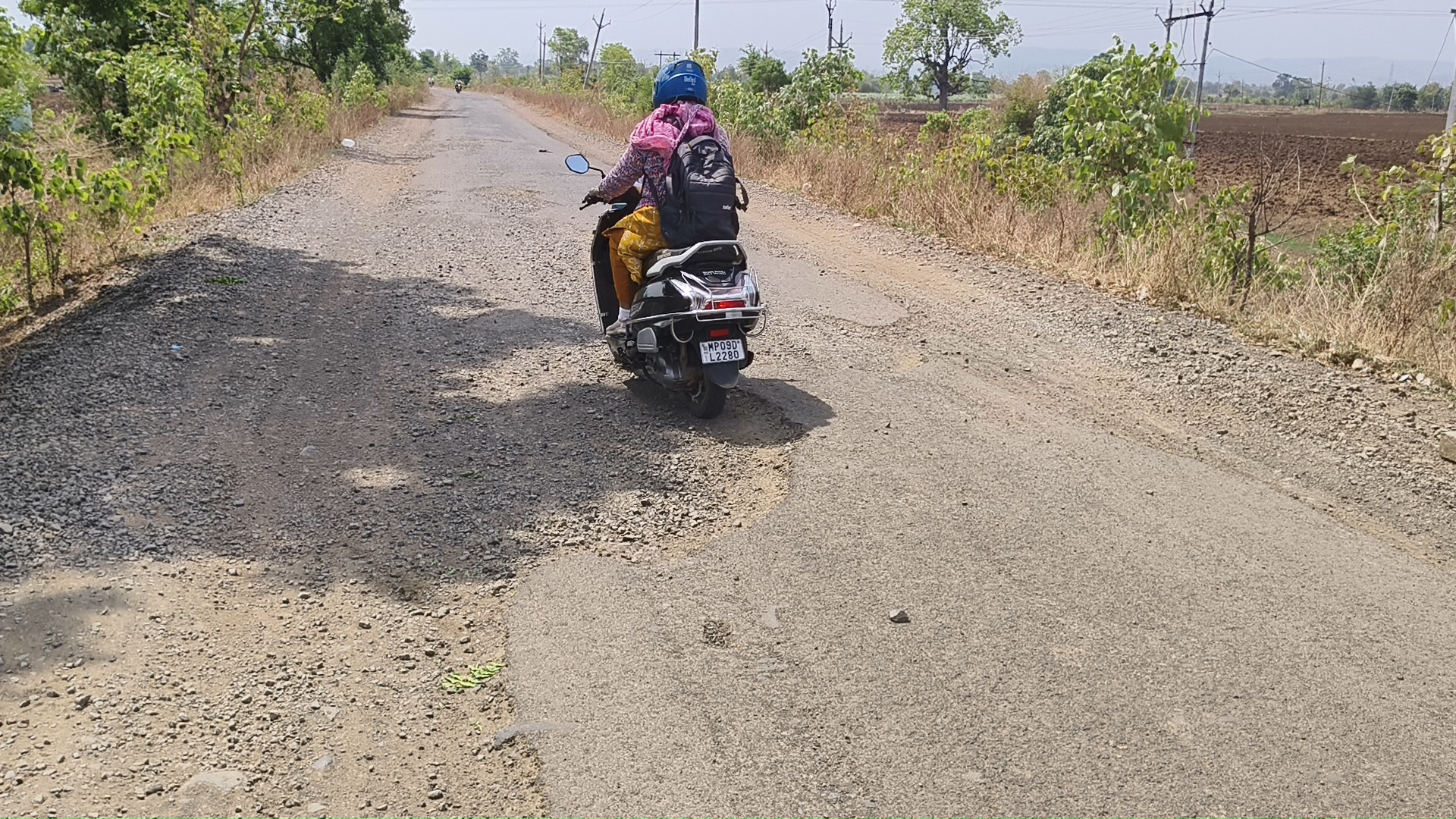 2 वर्ष पूर्व बने रोड मे निर्माण के 6 महीने बाद से होने लगे गड्ढे, अब आवागमन की स्थिति हुई खराब