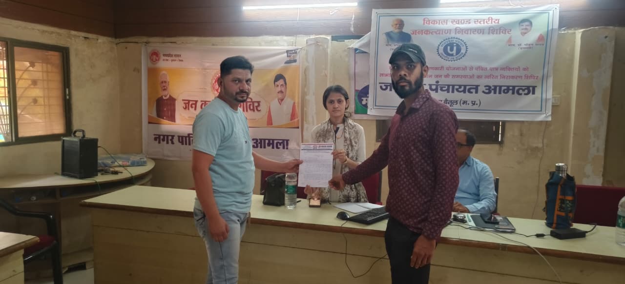 *घटिया निर्माण की शिकायत पर प्रेस क्लब ने कलेक्टर को सौंपा ज्ञापन, नाली निर्माण की जांच की उठाई मांग*