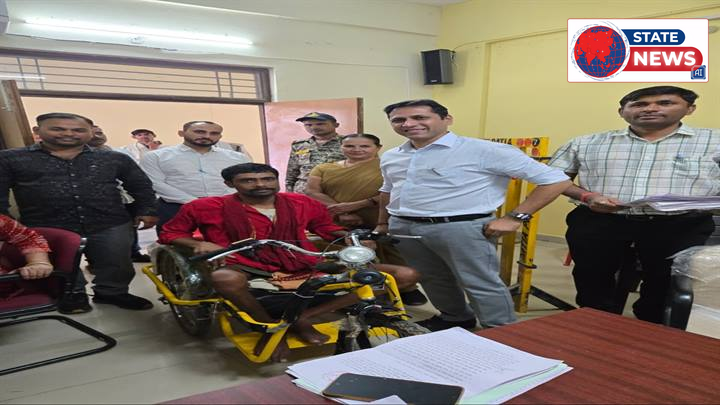दतिया में दिव्यांग अनिल झा को मिली बैटरी ट्राइसाइकिल, बदली जिंदगी