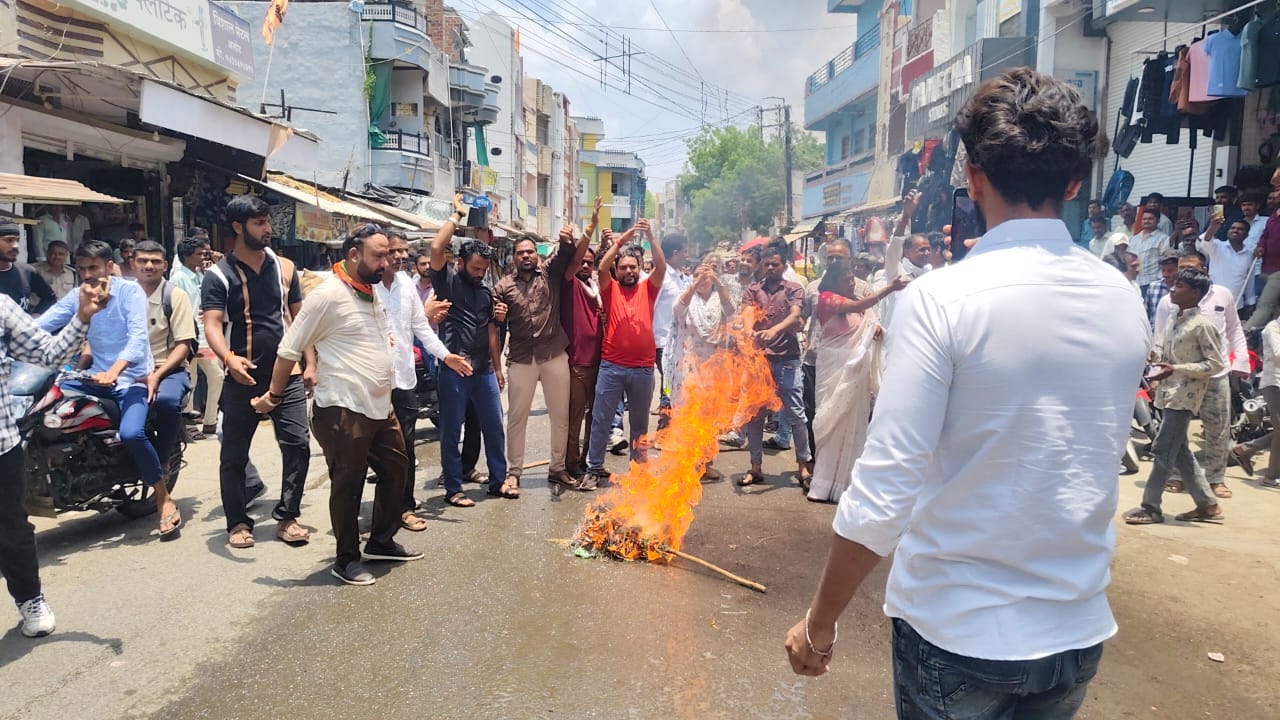 राज्यसभा नामांकन विवाद पर कांग्रेस का उग्र प्रदर्शन, मुख्य चुनाव आयुक्त का पुतला दहन