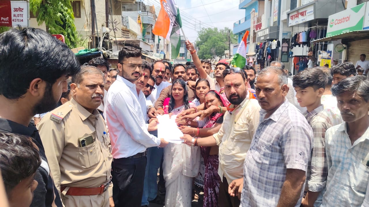 राज्यसभा नामांकन विवाद पर कांग्रेस का उग्र प्रदर्शन, मुख्य चुनाव आयुक्त का पुतला दहन