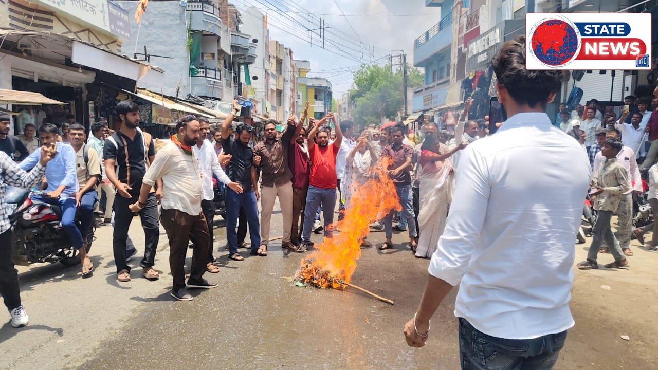 राज्यसभा नामांकन विवाद पर कांग्रेस का उग्र प्रदर्शन, मुख्य चुनाव आयुक्त का पुतला दहन