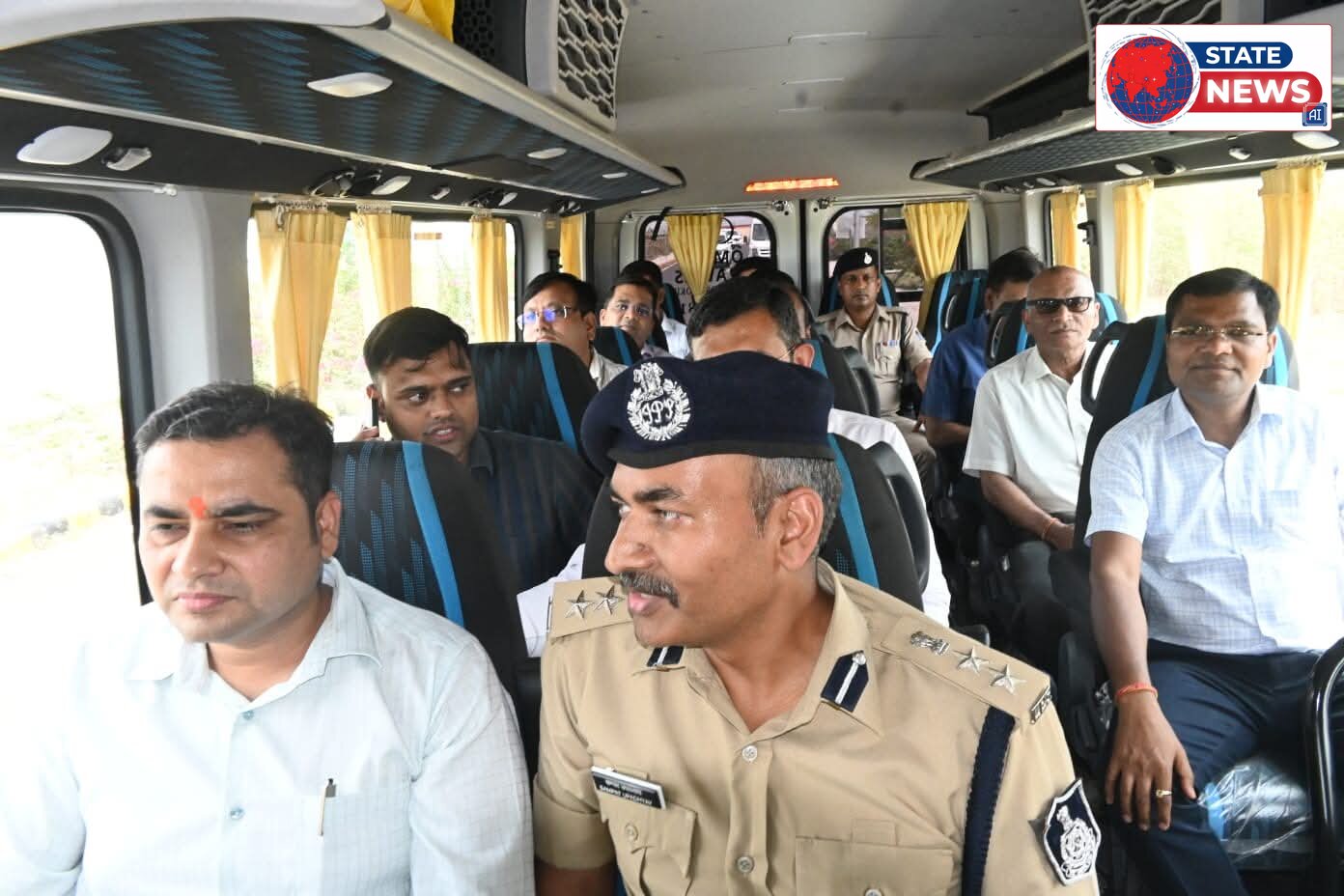 सरकारी वाहन छोड़ ट्रैवलर से पहुंचे कलेक्‍टर-एसपी और सभी अधिकारी