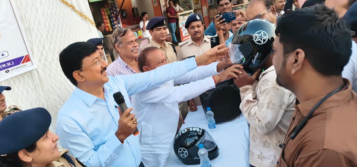 गुना में हेलमेट पहनें तंबाकू छोड़ें अभियान