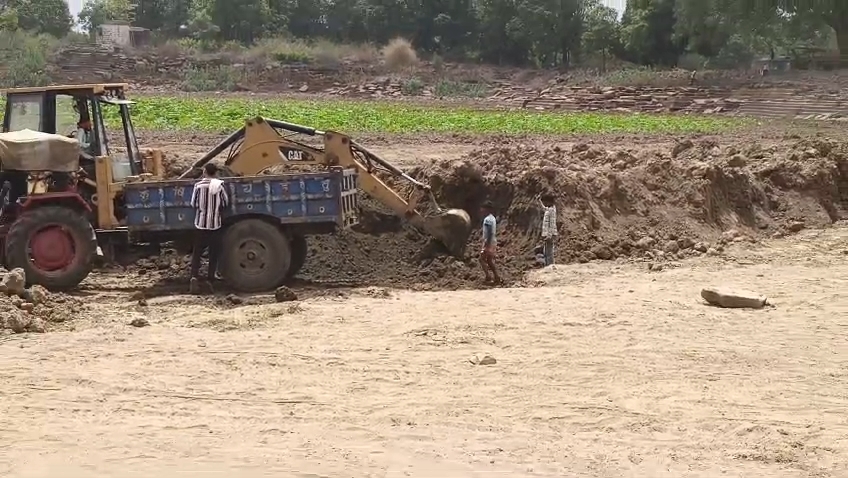 तालाब की मिट्टी का दुरुपयोग