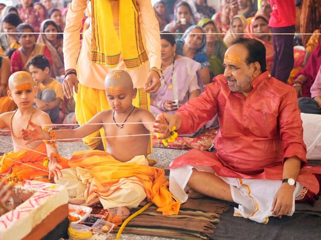 श्री गणेश संस्कृत विद्यालय के 100 बटुक ब्राह्मण बच्चों का वैदिक पद्धति से पंचगव्य स्नान , उपनयन, दीक्षा, देवदर्शन तथा भिक्षा ग्रहण संस्कार स
