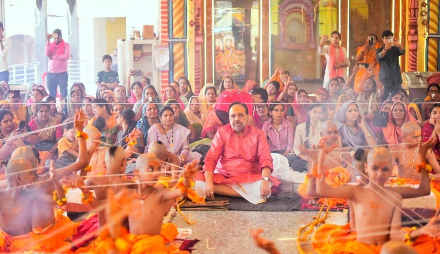 श्री गणेश संस्कृत विद्यालय के 100 बटुक ब्राह्मण बच्चों का वैदिक पद्धति से पंचगव्य स्नान , उपनयन, दीक्षा, देवदर्शन तथा भिक्षा ग्रहण संस्कार स