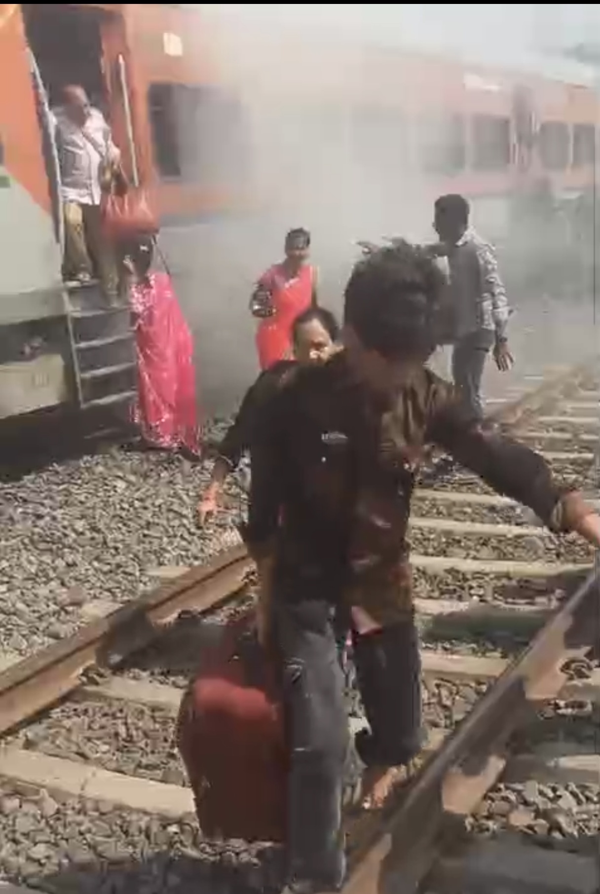 रणथंभौर एक्सप्रेस के जनरल कोच से निकला धुआं, लूनी रिछा में रोकी गई ट्रेन