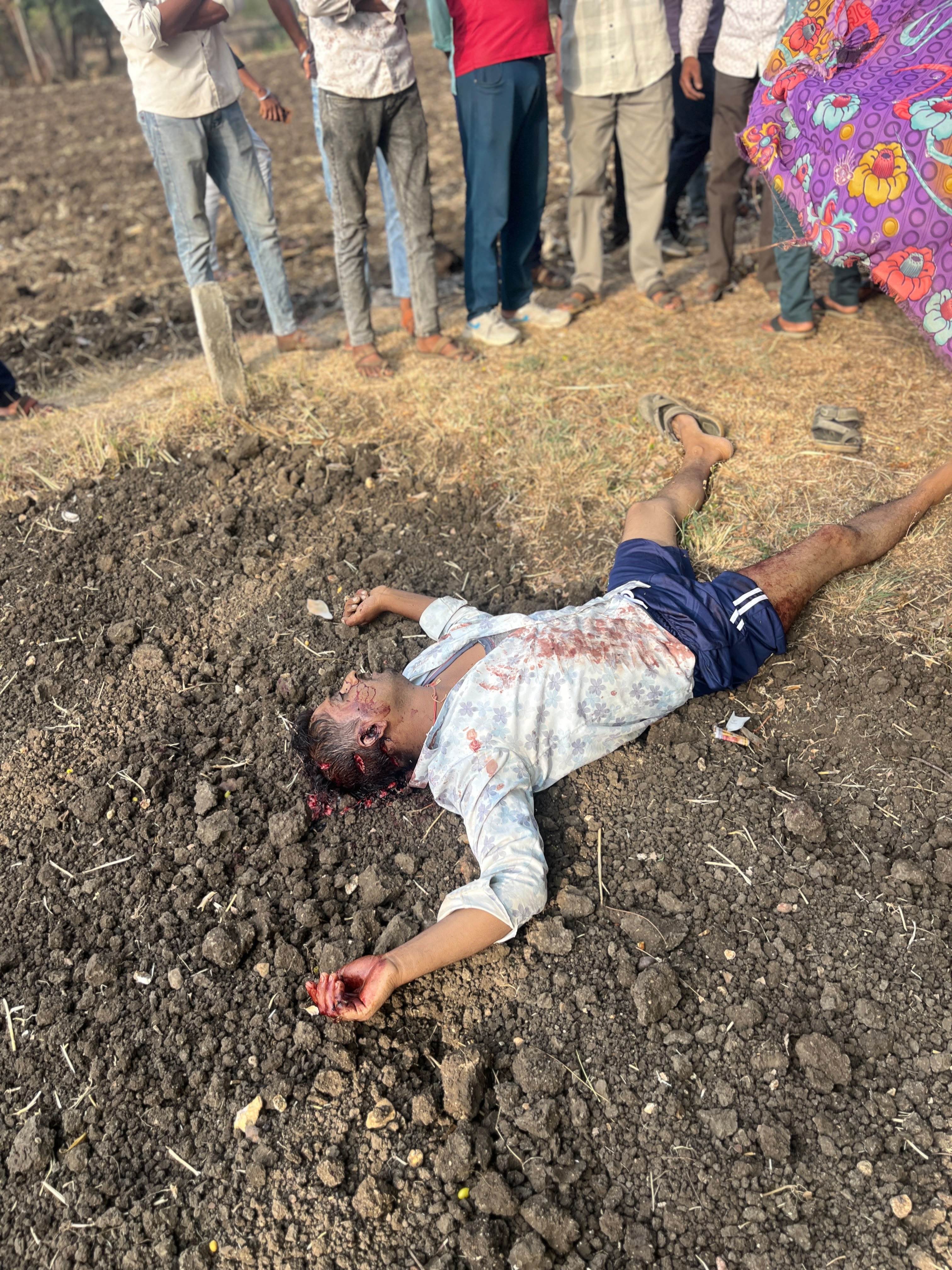 खेत पर जुताई करने गए 35 वर्षीय किसान की निर्मम हत्या, खून से लथपथ मिला शव