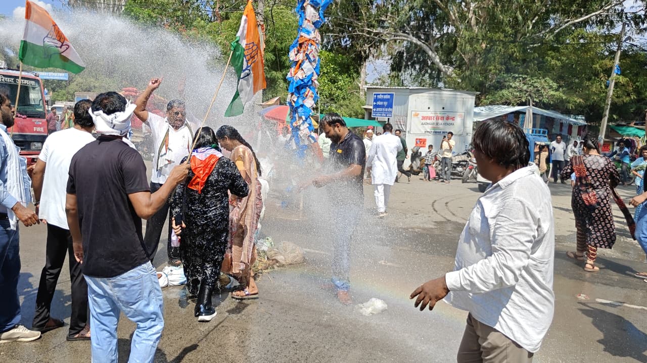 *मीनाक्षी नटराजन का नामांकन खारिज होने पर कांग्रेस का उग्र प्रदर्शन, चुनाव आयोग की निकाली प्रतीकात्मक शवयात्रा*