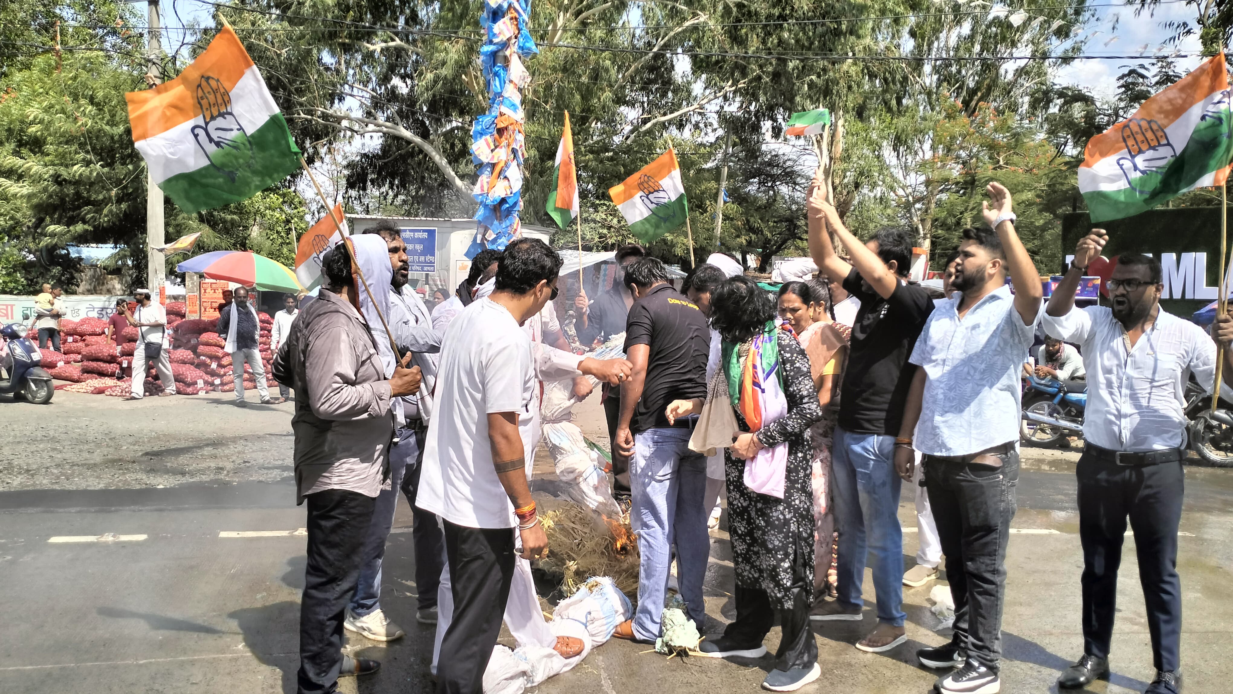 *मीनाक्षी नटराजन का नामांकन खारिज होने पर कांग्रेस का उग्र प्रदर्शन, चुनाव आयोग की निकाली प्रतीकात्मक शवयात्रा*