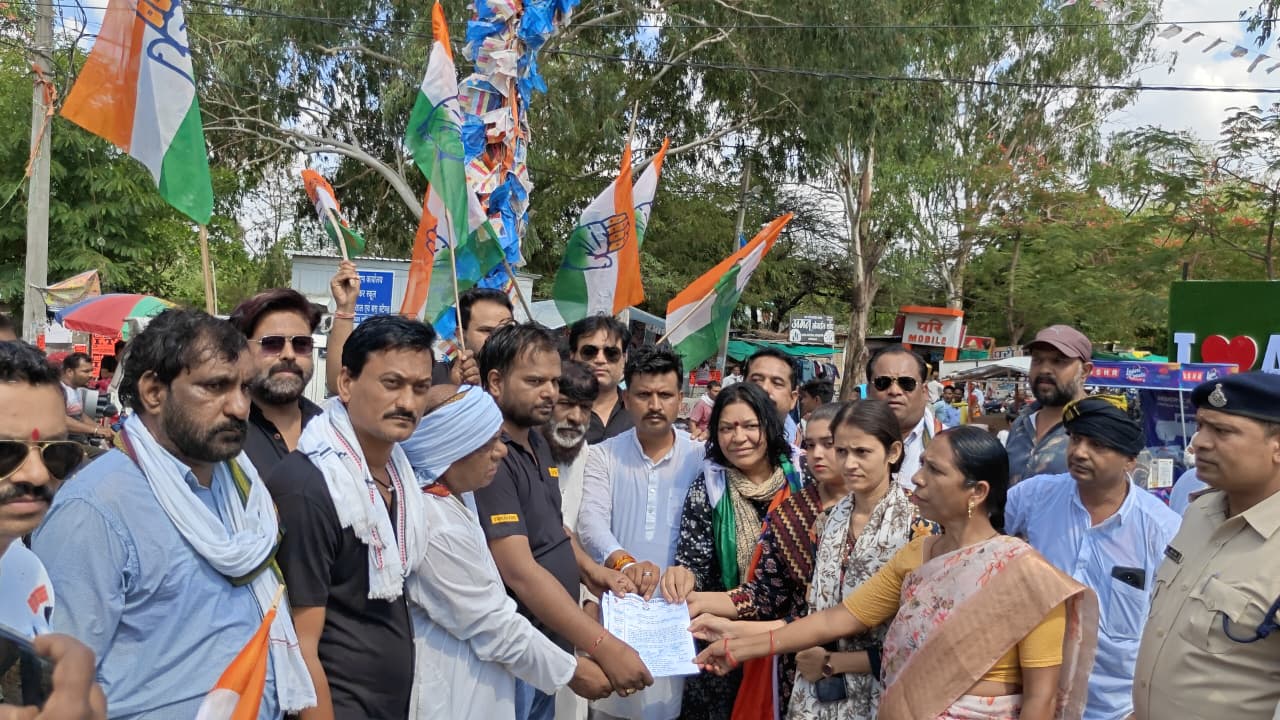*मीनाक्षी नटराजन का नामांकन खारिज होने पर कांग्रेस का उग्र प्रदर्शन, चुनाव आयोग की निकाली प्रतीकात्मक शवयात्रा*