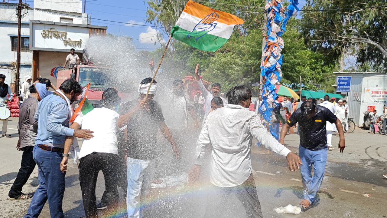 *मीनाक्षी नटराजन का नामांकन खारिज होने पर कांग्रेस का उग्र प्रदर्शन, चुनाव आयोग की निकाली प्रतीकात्मक शवयात्रा*