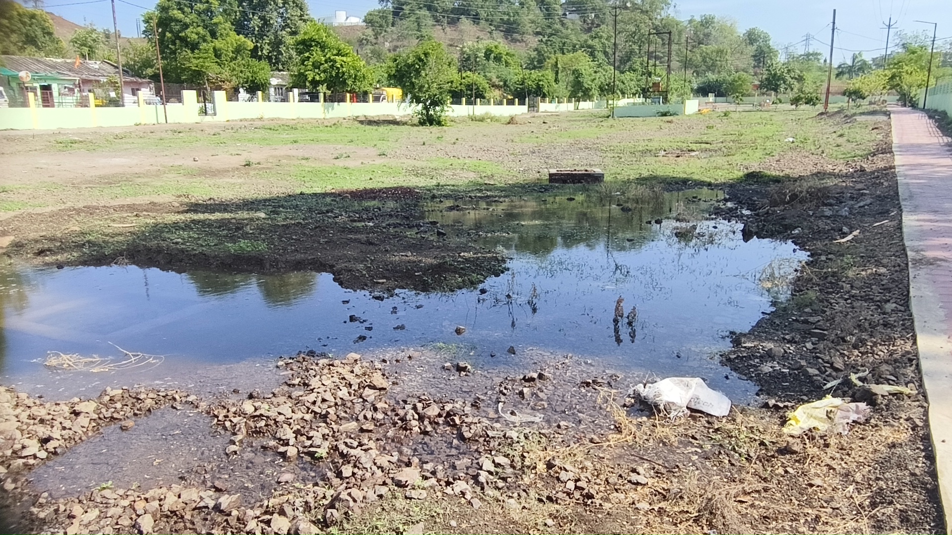 नेपानगर के वार्ड क्रमांक 11 में बारिश से पहले ही पानी से भरा गार्डन
