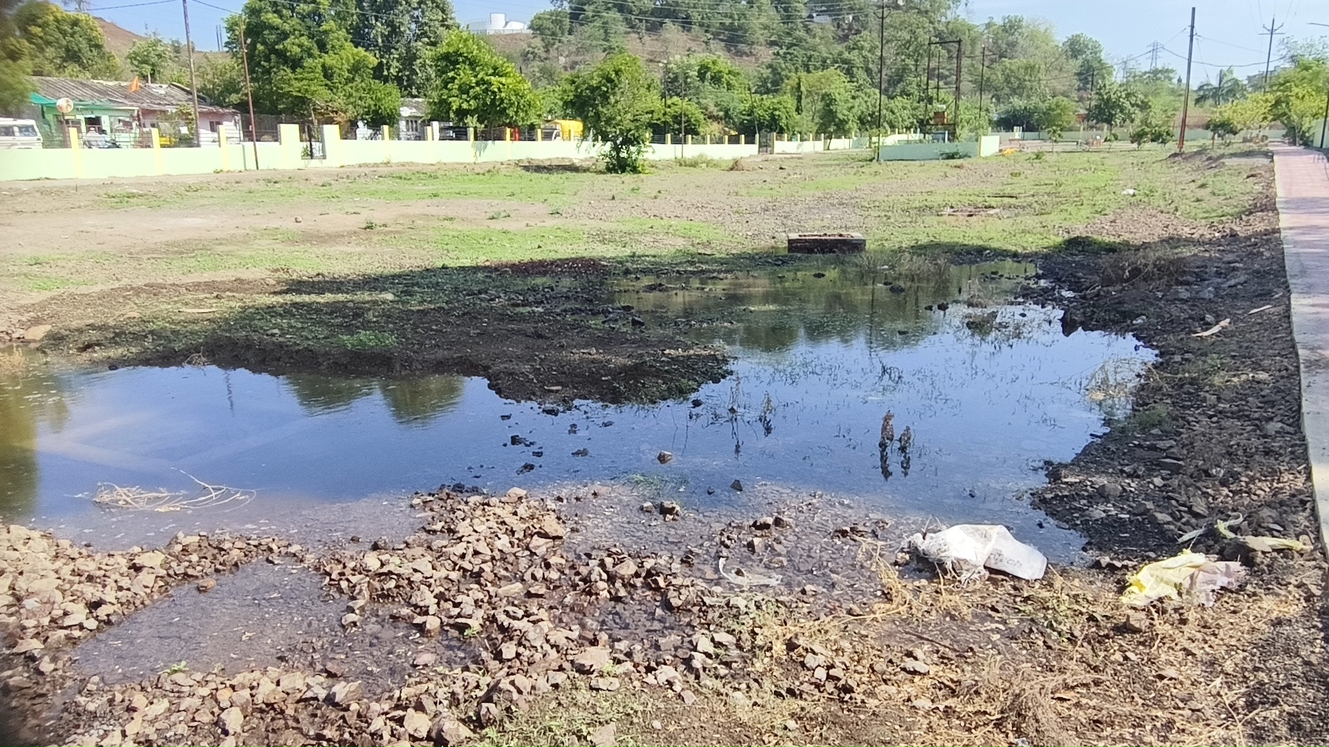 नेपानगर के वार्ड क्रमांक 11 में बारिश से पहले ही पानी से भरा गार्डन