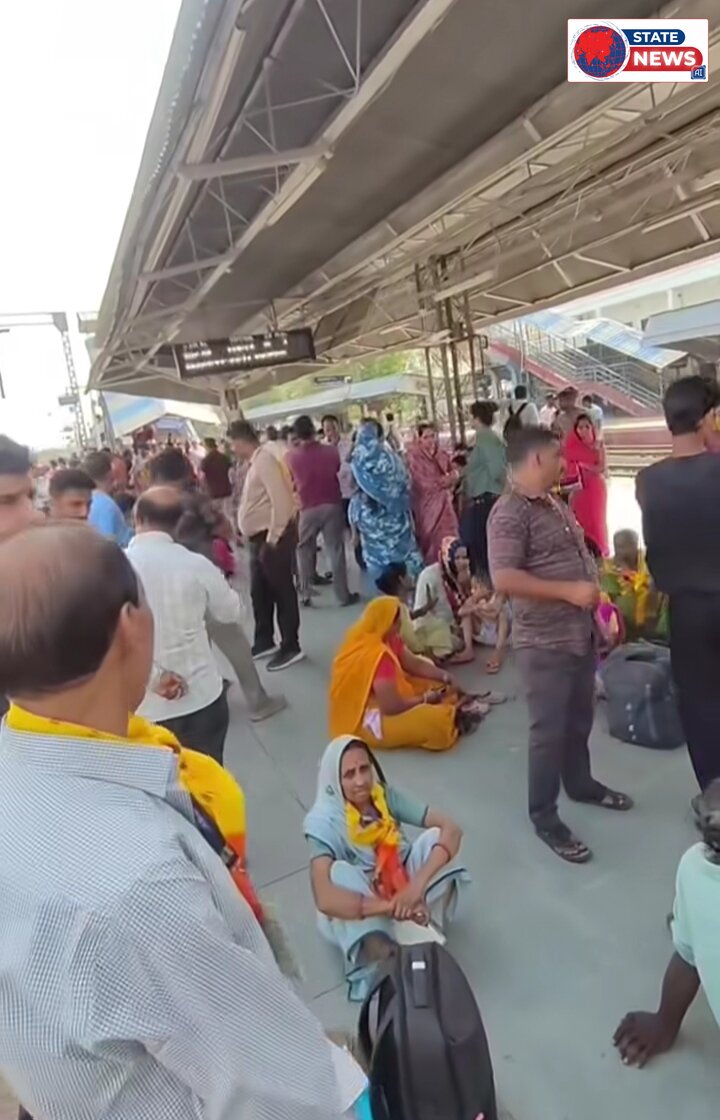 देवास रेलवे स्टेशन पर तीर्थयात्रियों का हंगामा, चयन सूची में गड़बड़ी से कई दंपती यात्रा से वंचित