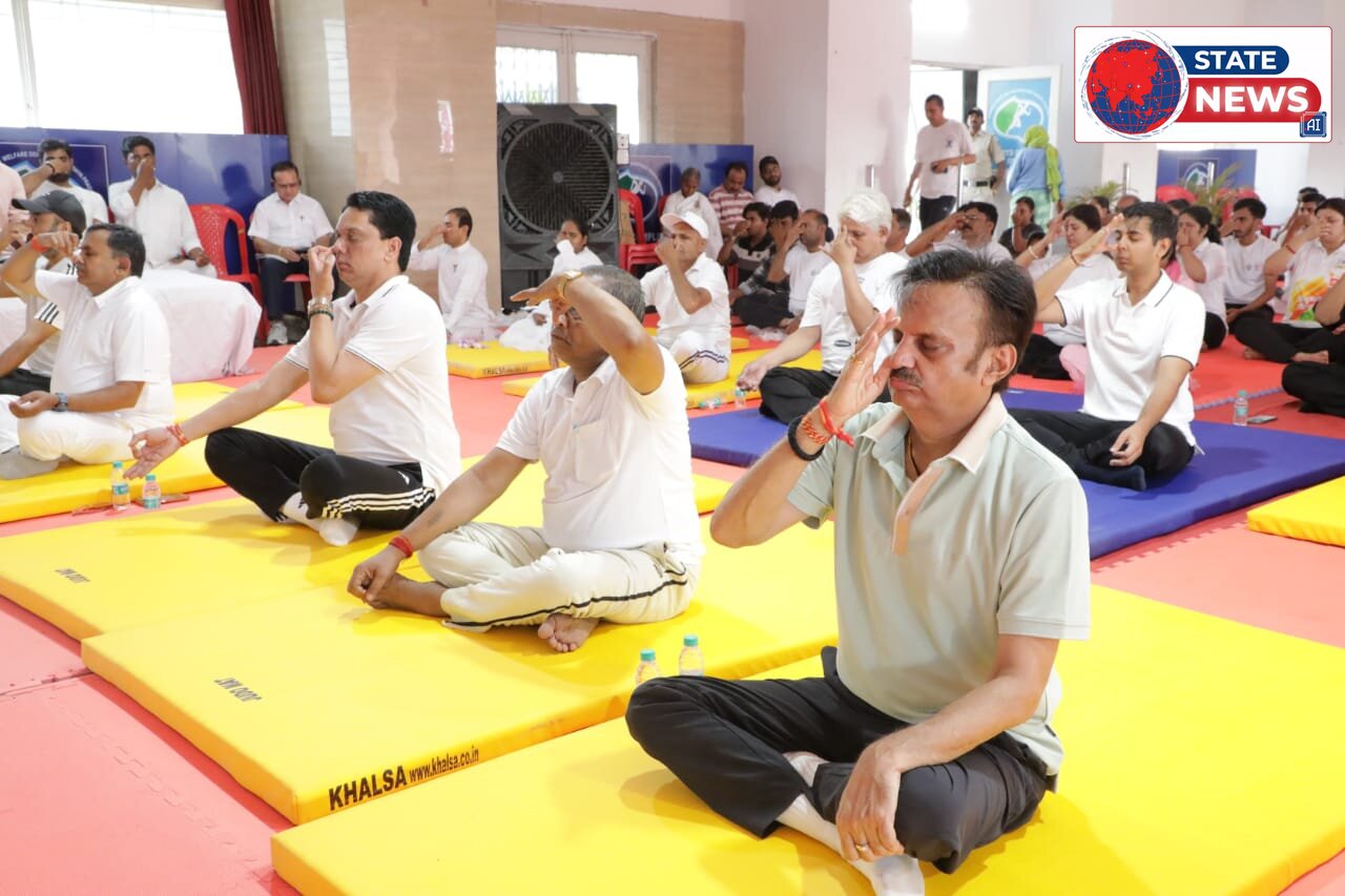 विश्व योग दिवस पर उप मुख्यमंत्री राजेन्द्र शुक्ल ने किया सामूहिक योगाभ्यास