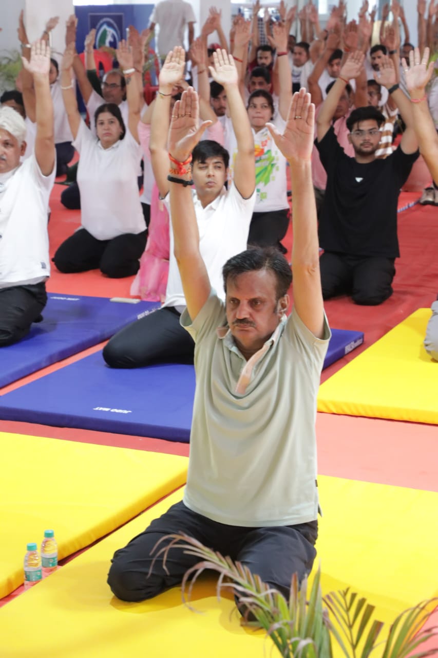विश्व योग दिवस पर उप मुख्यमंत्री राजेन्द्र शुक्ल ने किया सामूहिक योगाभ्यास