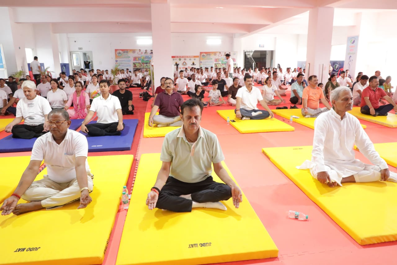 विश्व योग दिवस पर उप मुख्यमंत्री राजेन्द्र शुक्ल ने किया सामूहिक योगाभ्यास