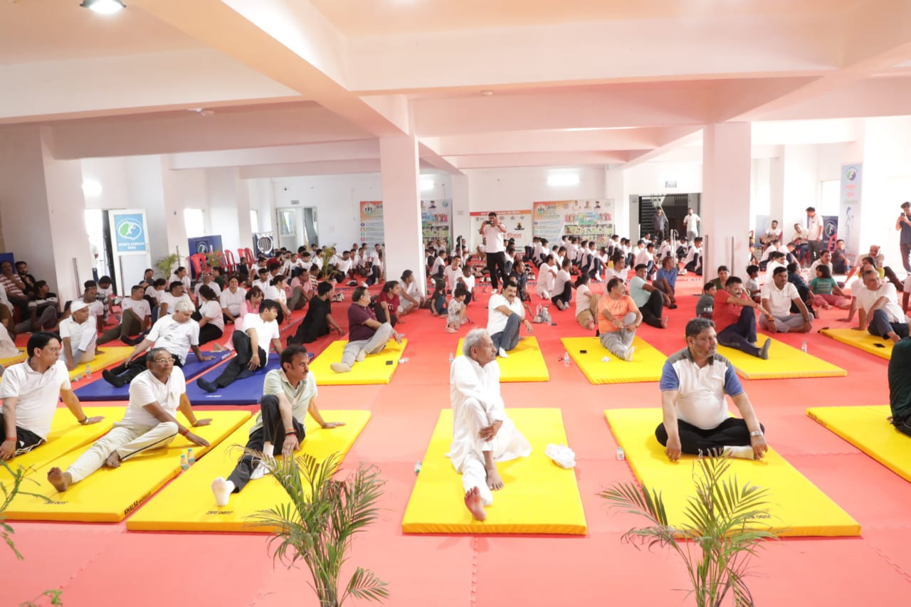 विश्व योग दिवस पर उप मुख्यमंत्री राजेन्द्र शुक्ल ने किया सामूहिक योगाभ्यास