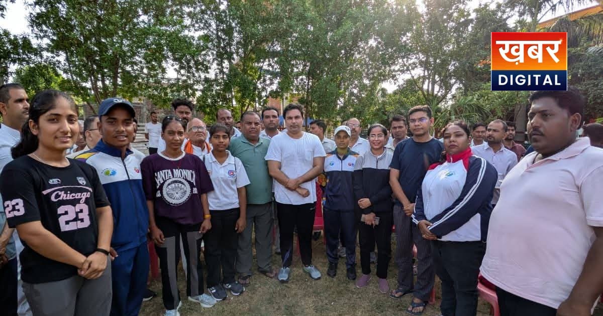 अंतर्राष्ट्रीय योग दिवस पर हनुमान वाटिका पार्क में हुआ सामूहिक योगाभ्यास