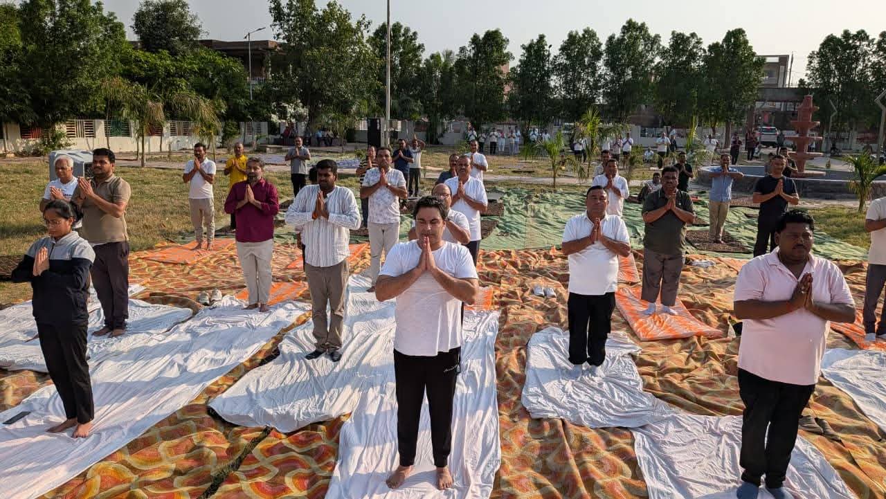 अंतर्राष्ट्रीय योग दिवस पर हनुमान वाटिका पार्क में हुआ सामूहिक योगाभ्यास