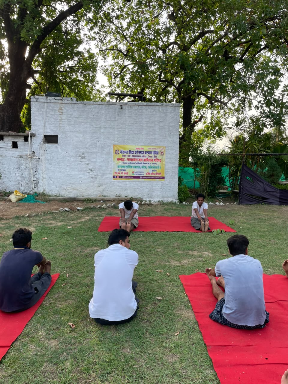 नवांकुर संस्था के तत्वावधान में मनाया गया अंतरराष्ट्रीय योग दिवस, युवाओं और ग्रामीणों ने किया योगाभ्यास