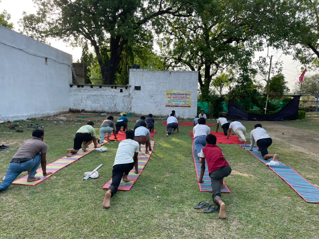 नवांकुर संस्था के तत्वावधान में मनाया गया अंतरराष्ट्रीय योग दिवस, युवाओं और ग्रामीणों ने किया योगाभ्यास
