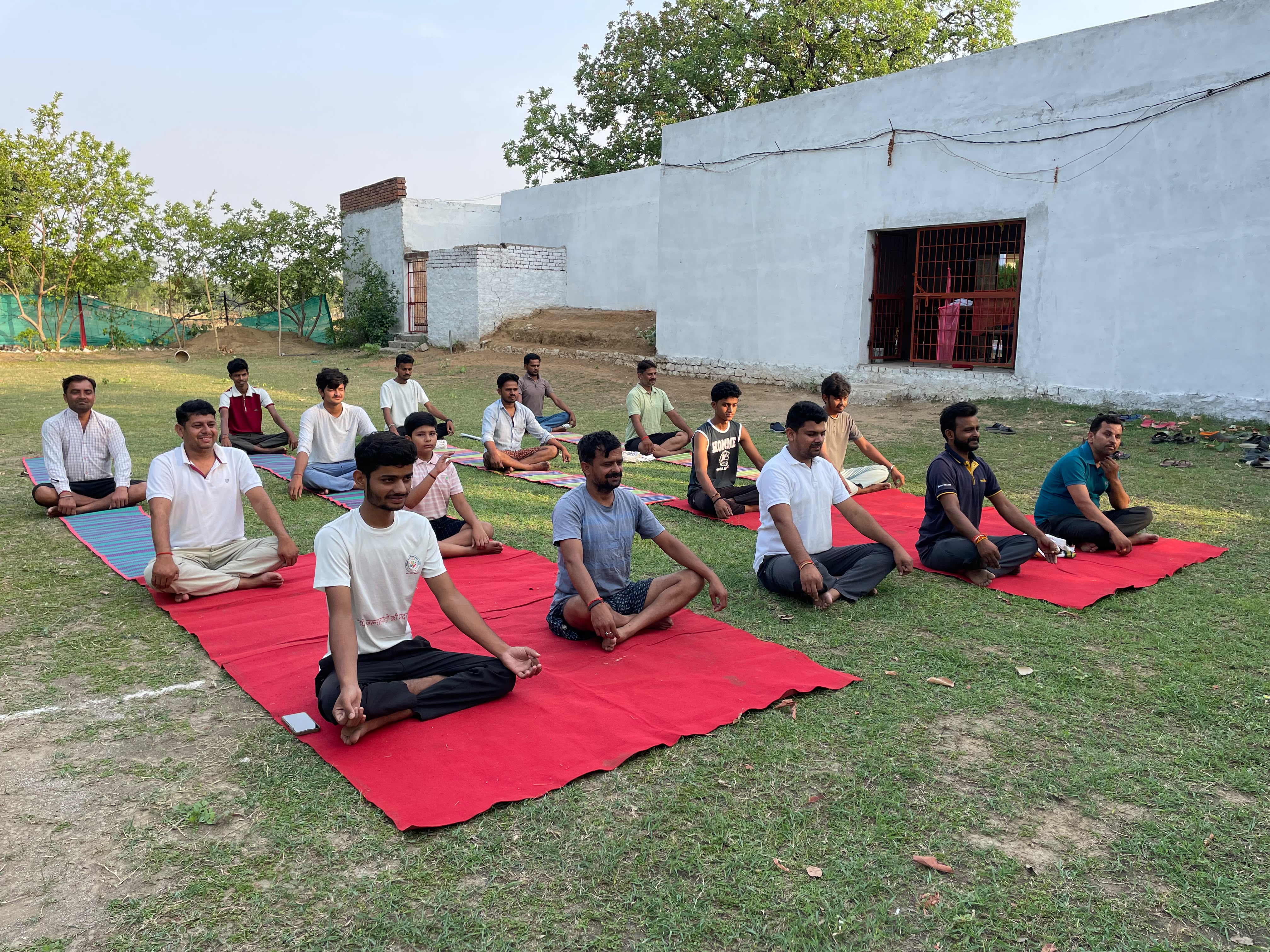 नवांकुर संस्था के तत्वावधान में मनाया गया अंतरराष्ट्रीय योग दिवस, युवाओं और ग्रामीणों ने किया योगाभ्यास