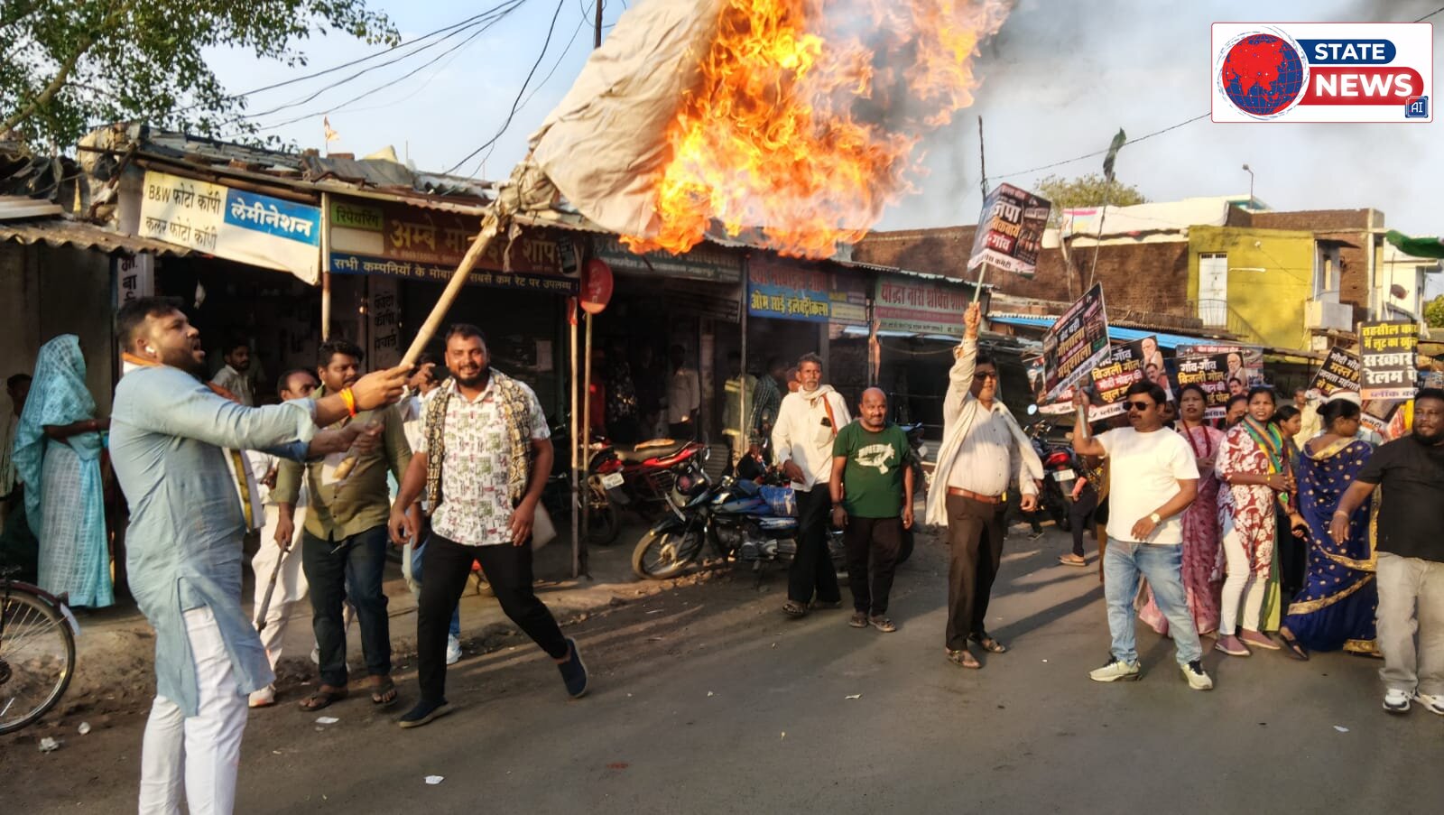 महंगाई के विरोध में कांग्रेस ने फूंका पुतला