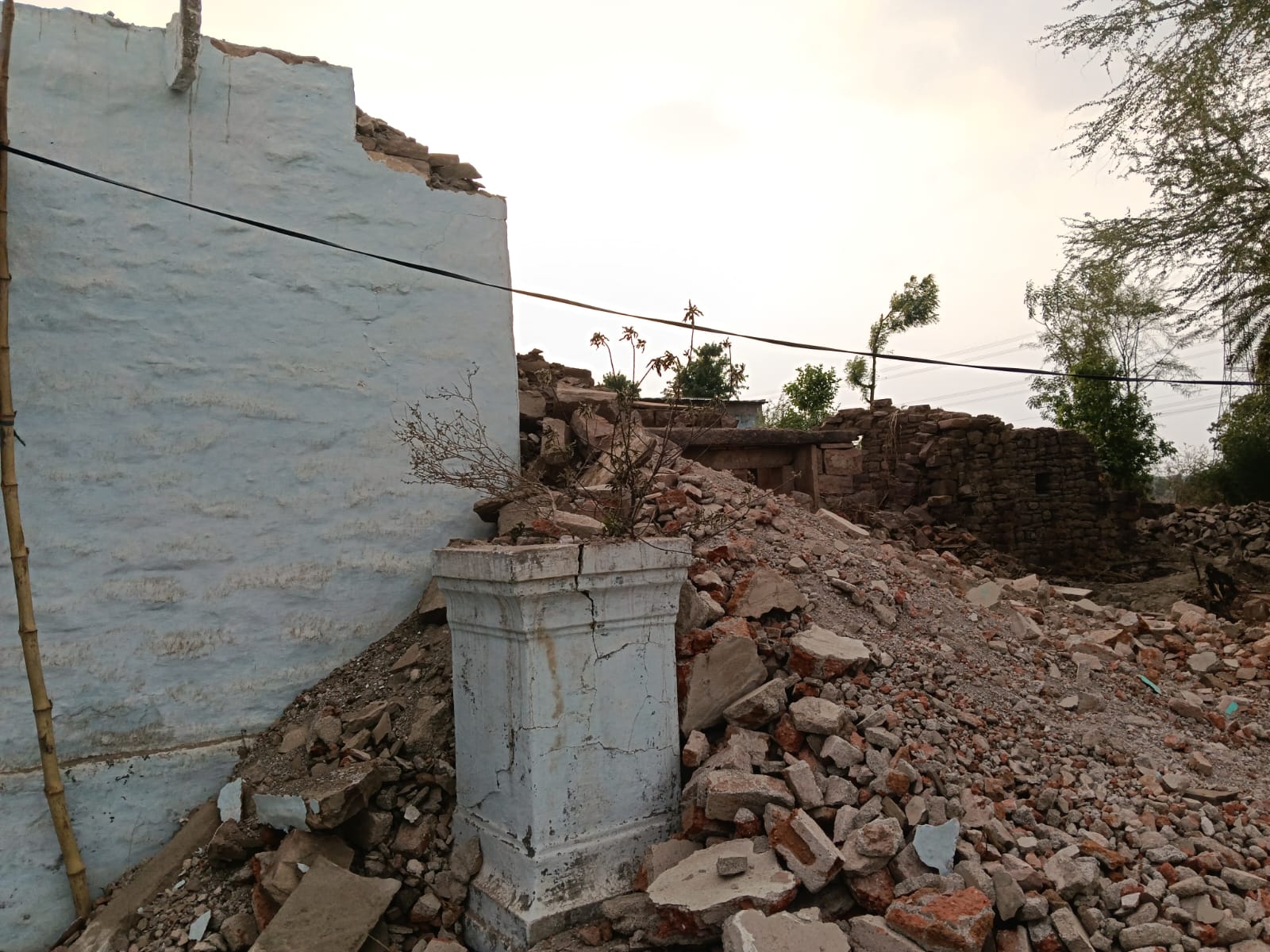 भुगावली में देव मुरलीधर मंदिर को तोड़ा