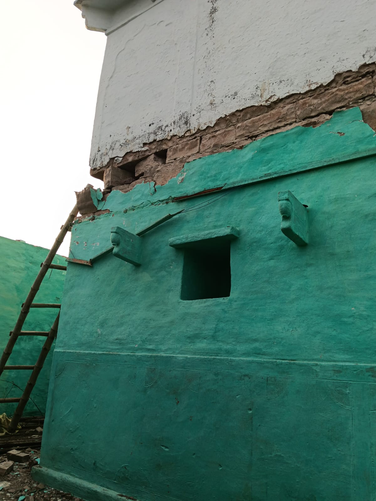 भुगावली में देव मुरलीधर मंदिर को तोड़ा