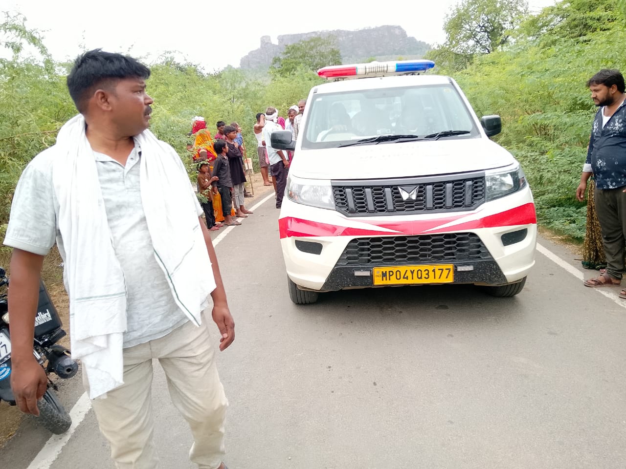 रेत की रफ्तार बनी काल! ट्रैक्टर-मोटरसाइकिल की भिड़ंत में एक की मौत, दूसरा जिंदगी और मौत के बीच जूझ रहा