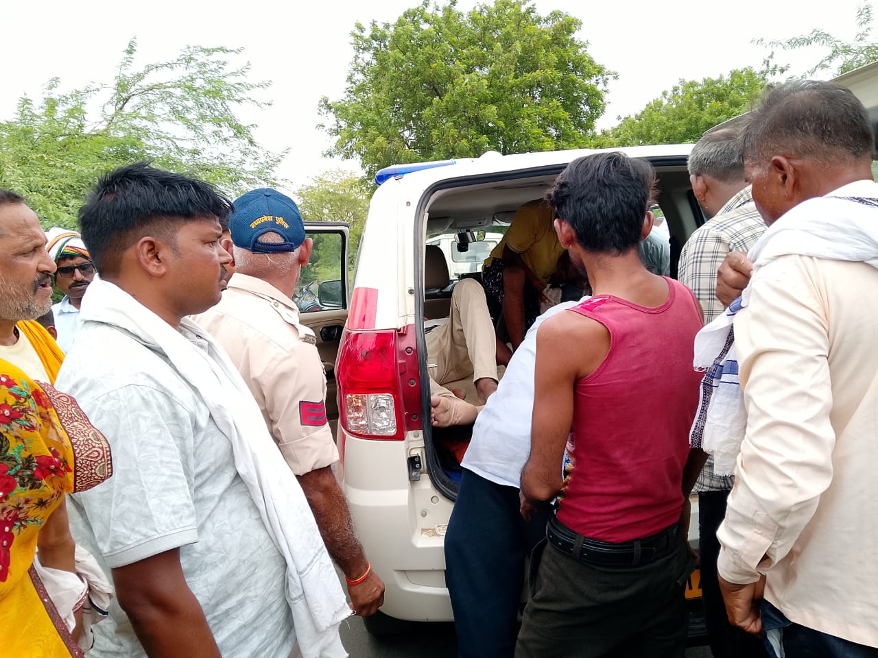 रेत की रफ्तार बनी काल! ट्रैक्टर-मोटरसाइकिल की भिड़ंत में एक की मौत, दूसरा जिंदगी और मौत के बीच जूझ रहा