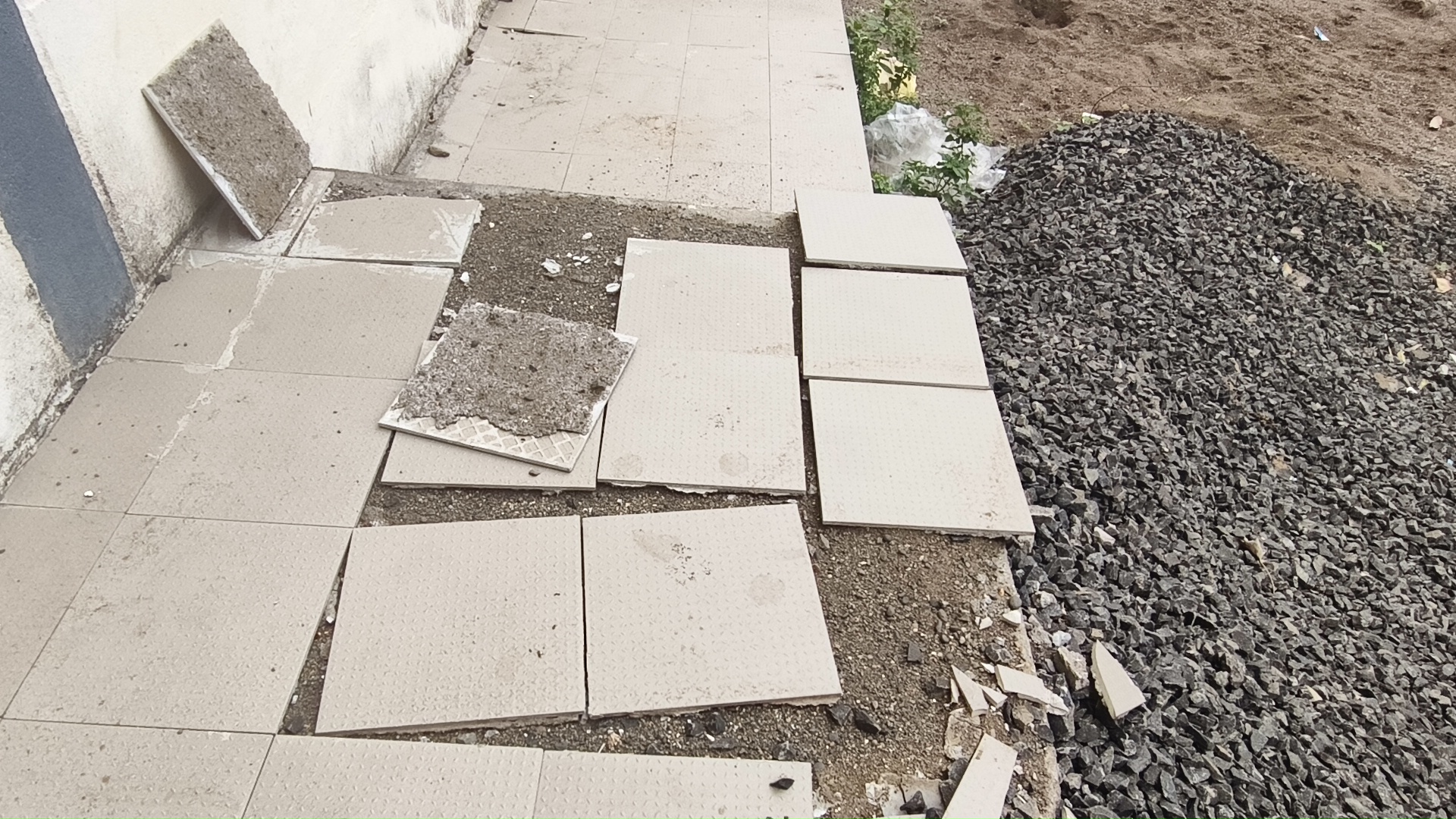 नगर पालिका का नया भवन अभी शुरू हुआ भी नहीं, भवन की टाइल्स उखाड़ना और टूटना शुरू हो गई है।