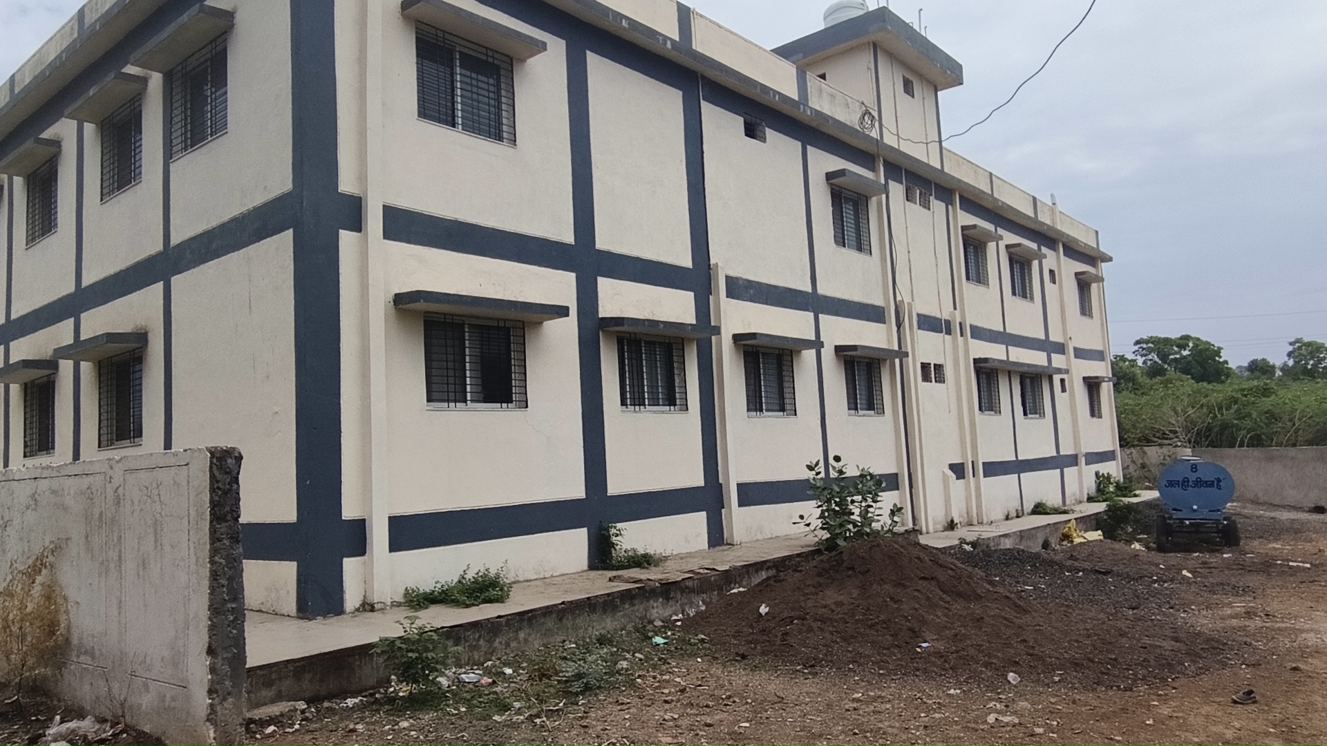 नगर पालिका का नया भवन अभी शुरू हुआ भी नहीं, भवन की टाइल्स उखाड़ना और टूटना शुरू हो गई है।