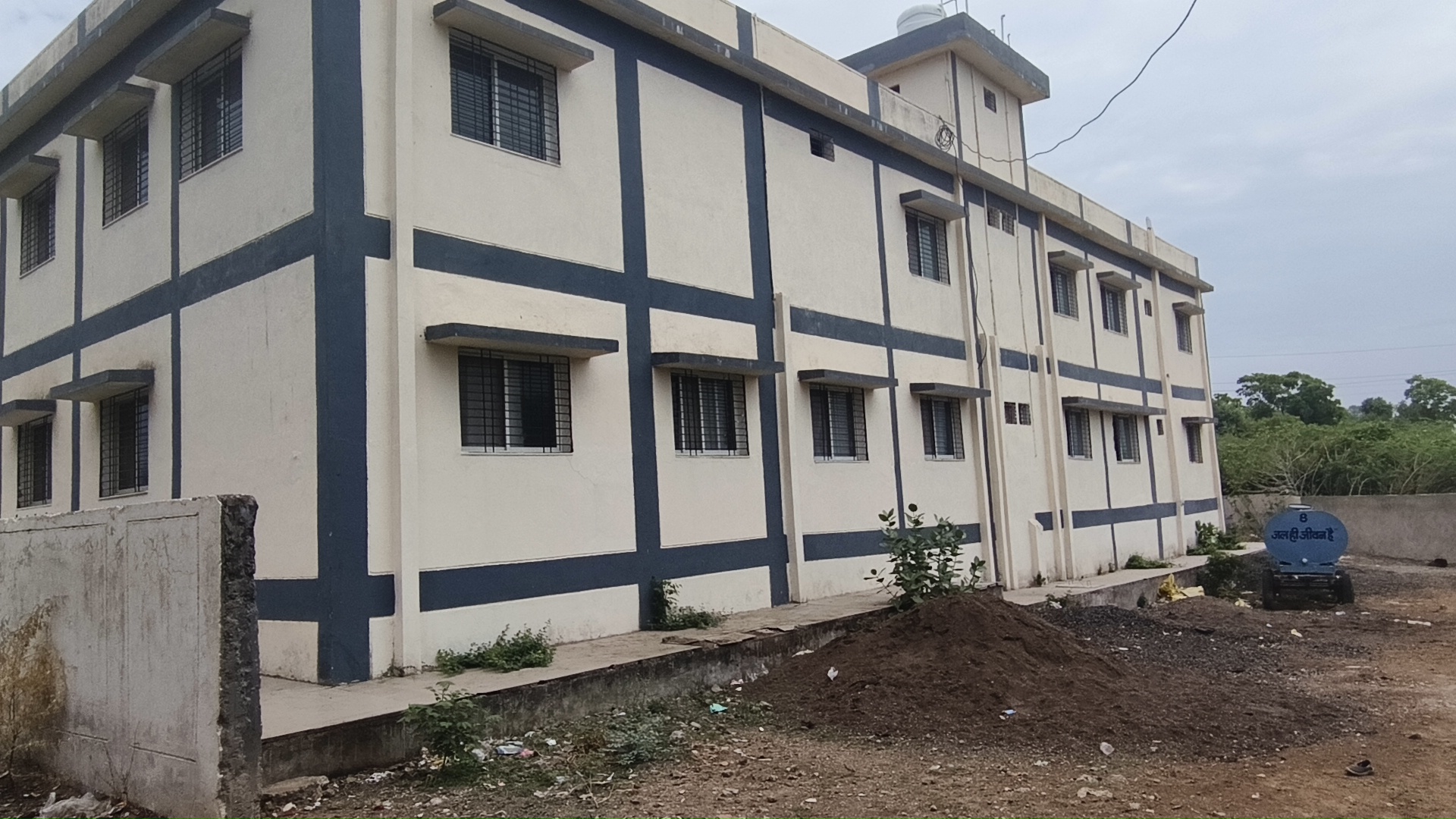 नगर पालिका का नया भवन अभी शुरू हुआ भी नहीं, भवन की टाइल्स उखाड़ना और टूटना शुरू हो गई है।