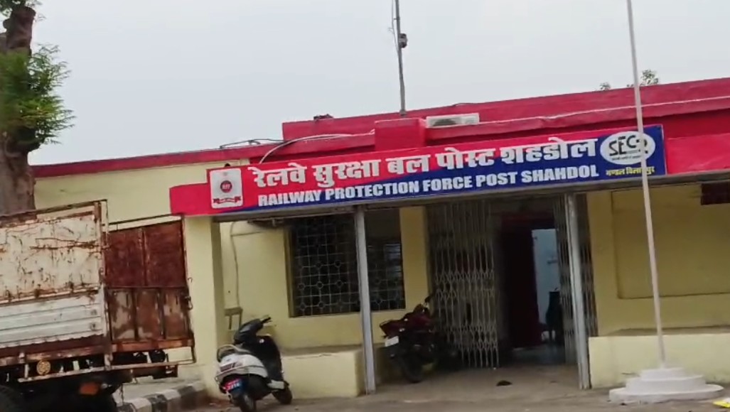 शहडोल रेलवे स्टेशन पर कैंटीन संचालक से मारपीट, सोने की चेन छीनने का आरोप; वीडियो वायरल