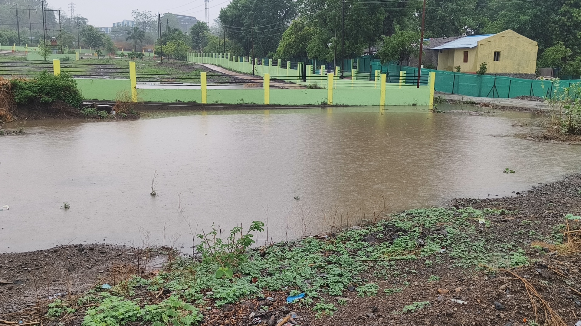 नेपानगर के वार्ड क्रमांक 11 में गार्डन की दिवाल से लगकर बनी नाली का बन्नाऔर  नहीं बनना कोई मतलब का नहीं ।