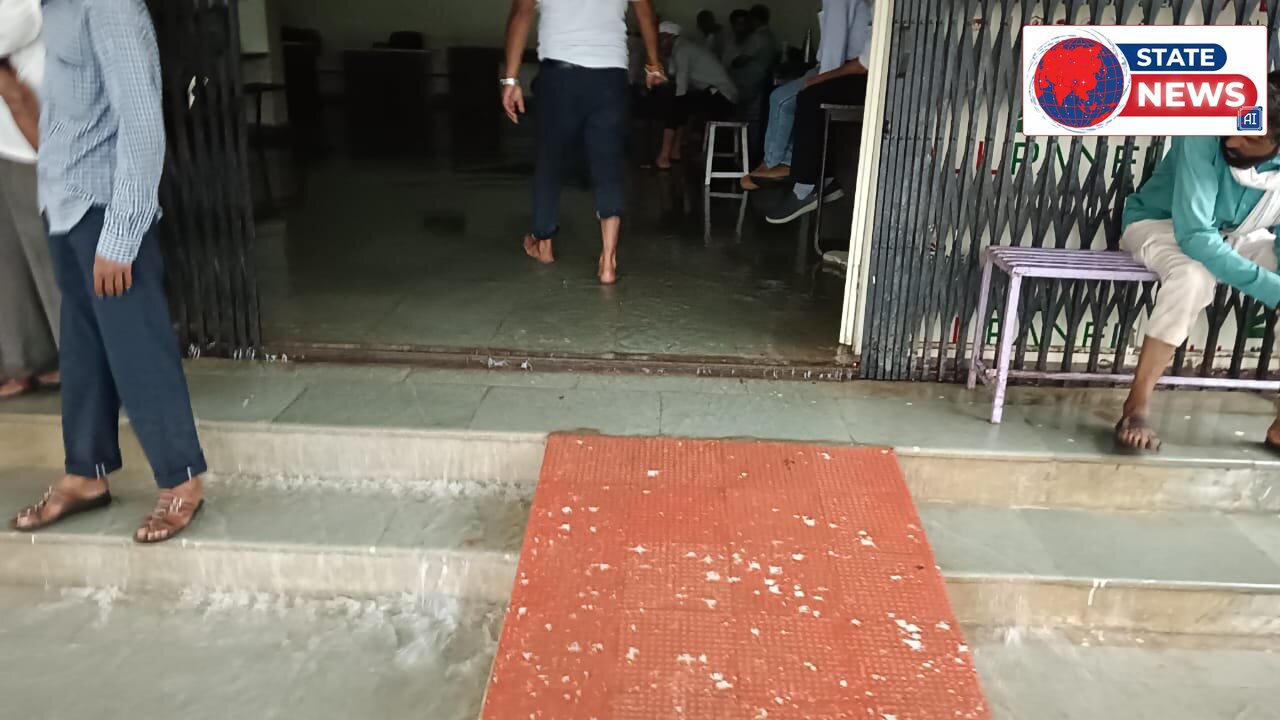 नेपानगर में दो घंटे की मूसलाधार बारिश से न्यायालय परिषद हुआ जलमग्न