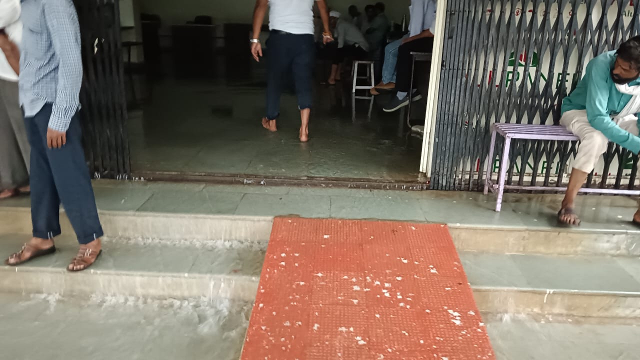 नेपानगर में दो घंटे की मूसलाधार बारिश से न्यायालय परिषद हुआ जलमग्न
