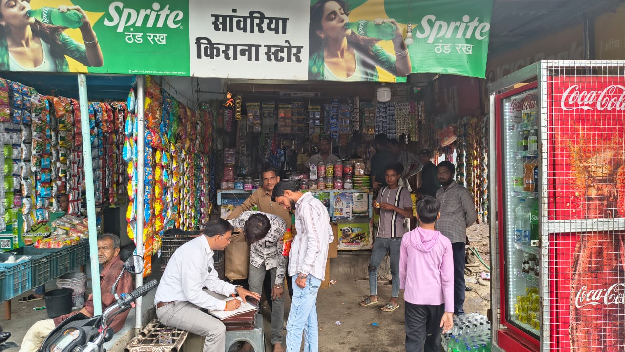 कोल्ड ड्रिंक पर वसूले जा रहे थे ज्यादा दाम, पांच दुकानों पर कार्रवाई