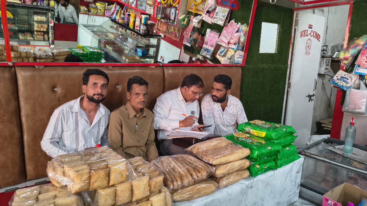 कोल्ड ड्रिंक पर वसूले जा रहे थे ज्यादा दाम, पांच दुकानों पर कार्रवाई