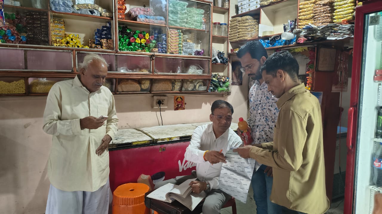 कोल्ड ड्रिंक पर वसूले जा रहे थे ज्यादा दाम, पांच दुकानों पर कार्रवाई