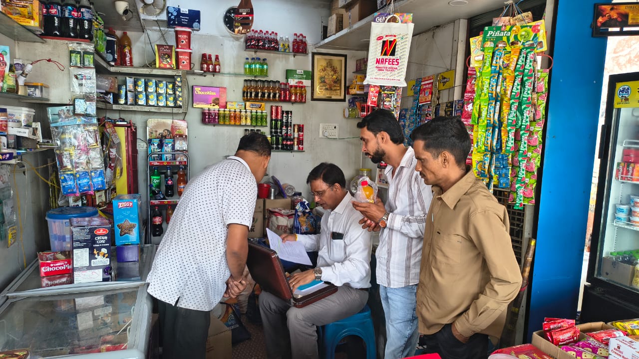 कोल्ड ड्रिंक पर वसूले जा रहे थे ज्यादा दाम, पांच दुकानों पर कार्रवाई